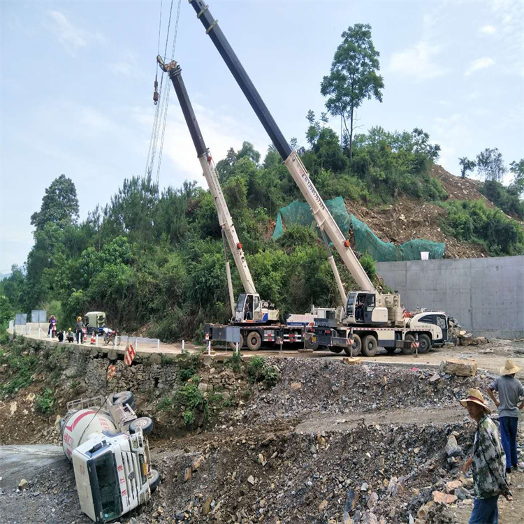宜章汽车掉沟里叫吊车救援要多少钱